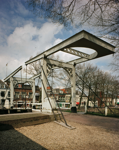 835959 Gezicht op de ophaalbrug over de Oude Sluis te Vreeswijk (gemeente Nieuwegein).